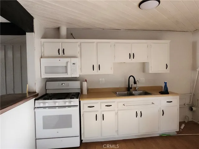 Kitchen has washer/dryer hook ups