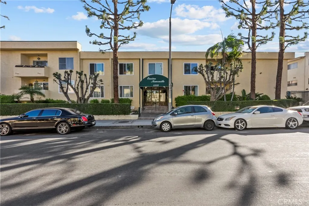 5328 Newcastle 18, Encino, California 91316 home-pic-1