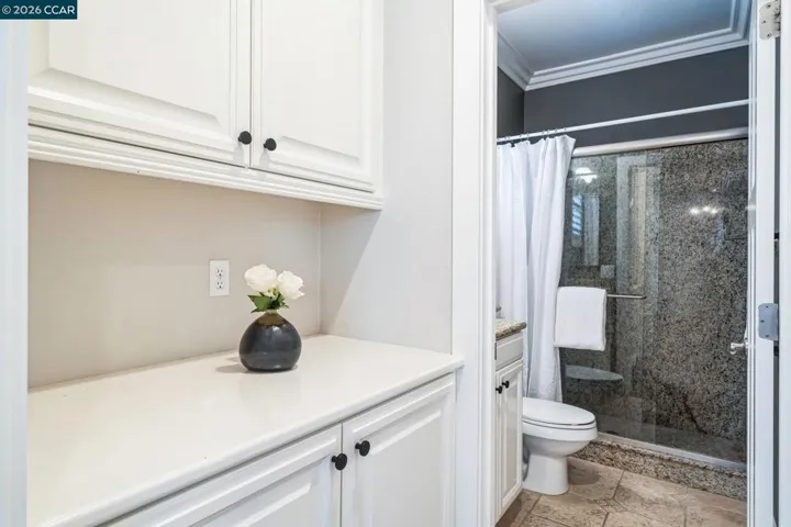 Main level full bath