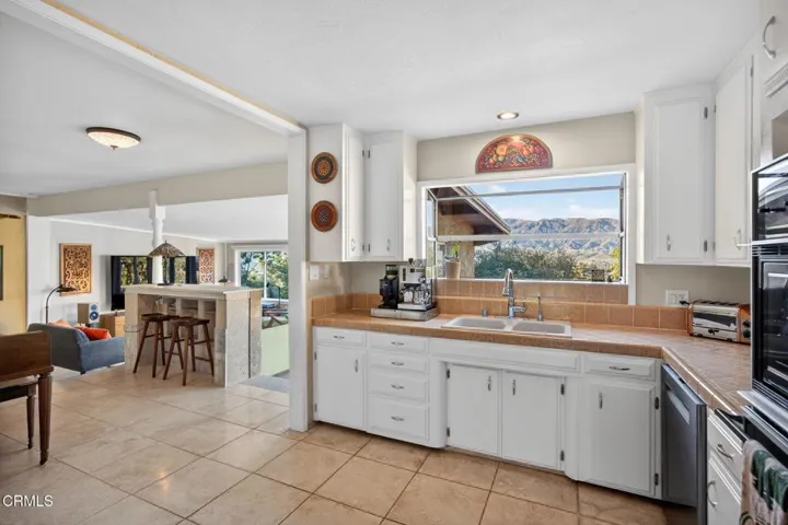 15 18-web-or-mls-Upmarketmedia_165Fel-07