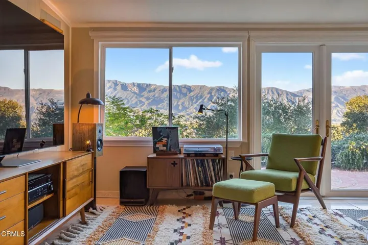 3 24-web-or-mls-Upmarketmedia_165Fel-095