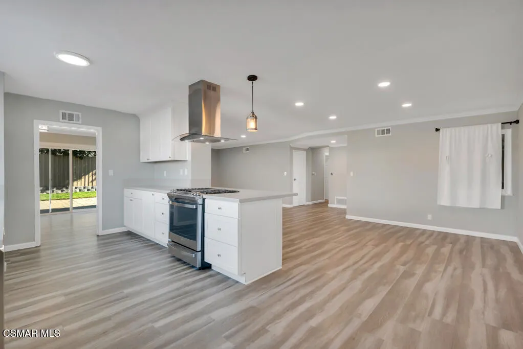 896 Moffatt Circle, Simi Valley, California 93065 home-pic-8