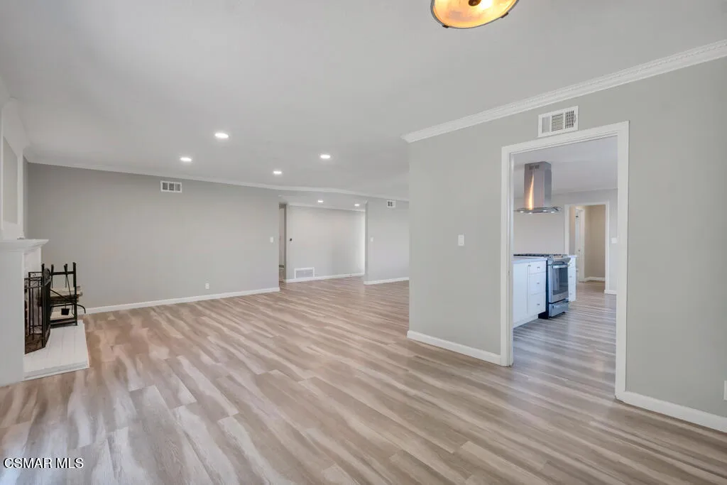 896 Moffatt Circle, Simi Valley, California 93065 home-pic-16