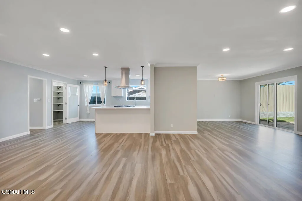 896 Moffatt Circle, Simi Valley, California 93065 home-pic-11