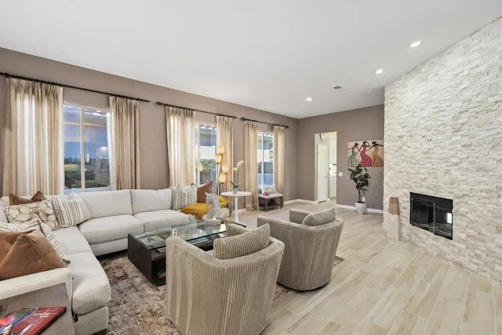 13_11976642_185505_185505-EI-113