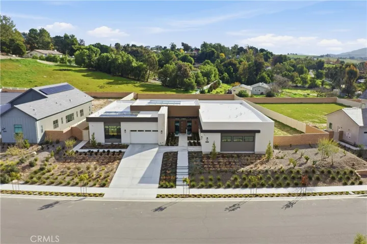Single Level in Shawood with a large level lot and Views!