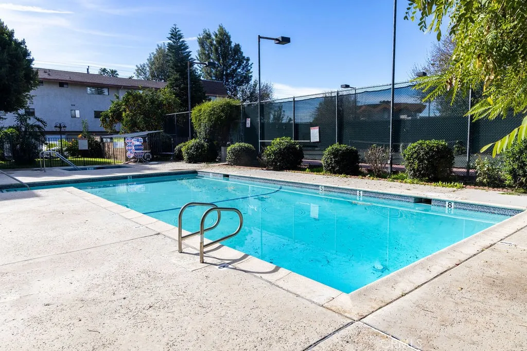 18425 Saticoy, Reseda, California 91335 home-pic-29