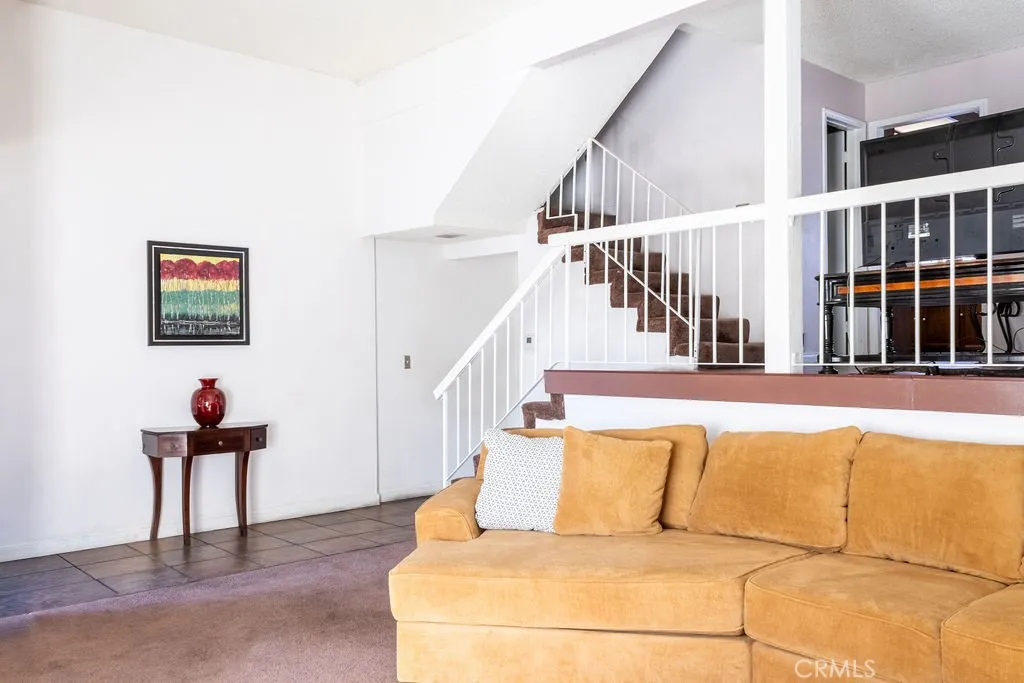 18425 Saticoy, Reseda, California 91335 home-pic-2