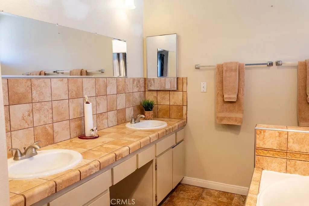 18425 Saticoy, Reseda, California 91335 home-pic-15