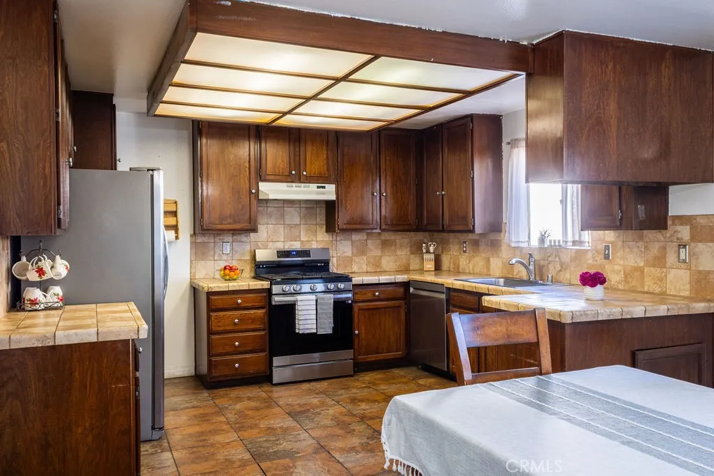 18425 Saticoy, Reseda, California 91335 home-pic-10