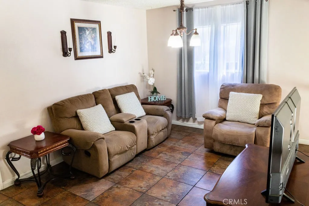 18425 Saticoy, Reseda, California 91335 home-pic-8