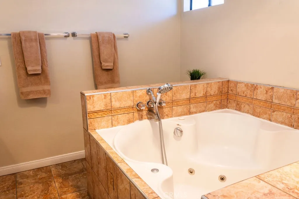 18425 Saticoy, Reseda, California 91335 home-pic-16