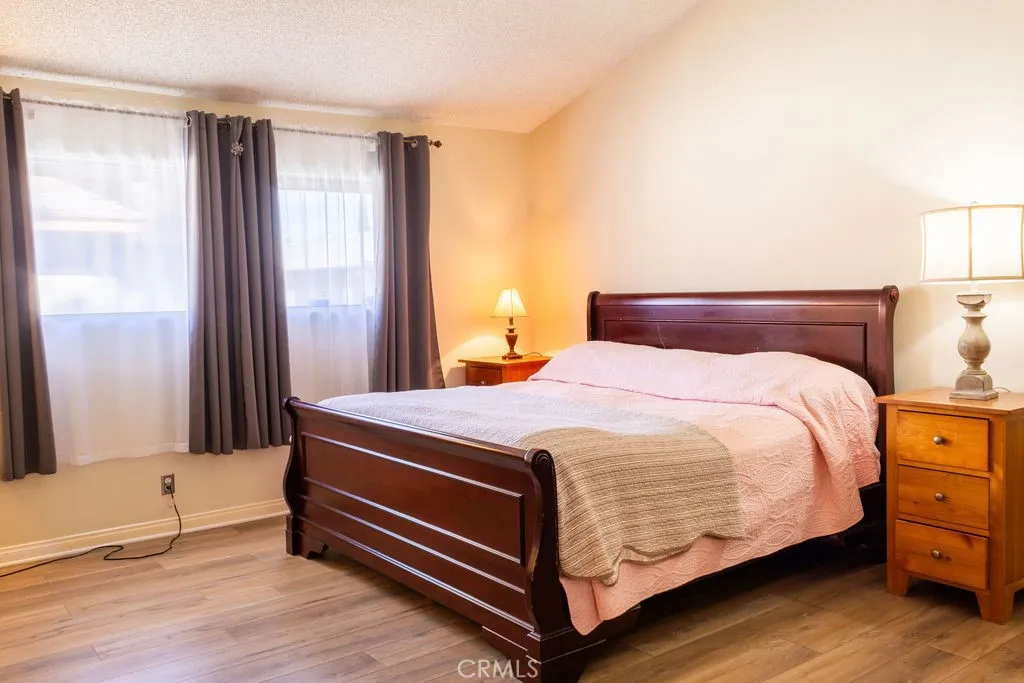 18425 Saticoy, Reseda, California 91335 home-pic-12