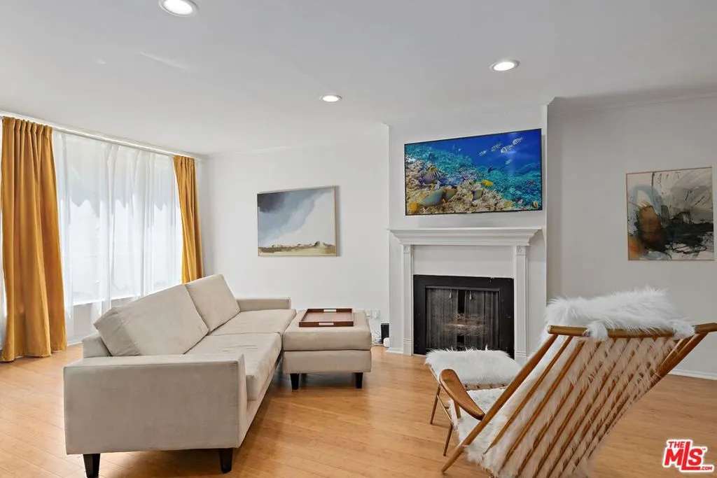 1745 Camino Palmero Street 106, Los Angeles, California 90046 home-pic-2