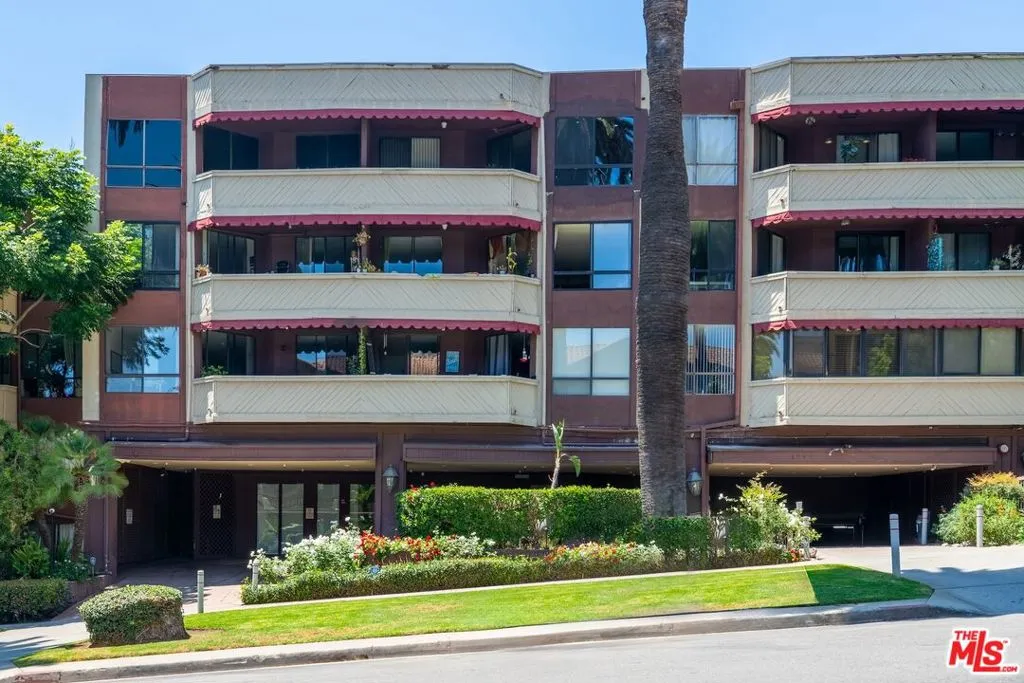 1745 Camino Palmero Street 106, Los Angeles, California 90046 home-pic-18
