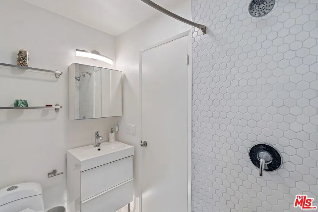 1745 Camino Palmero Street 106, Los Angeles, California 90046 home-pic-11