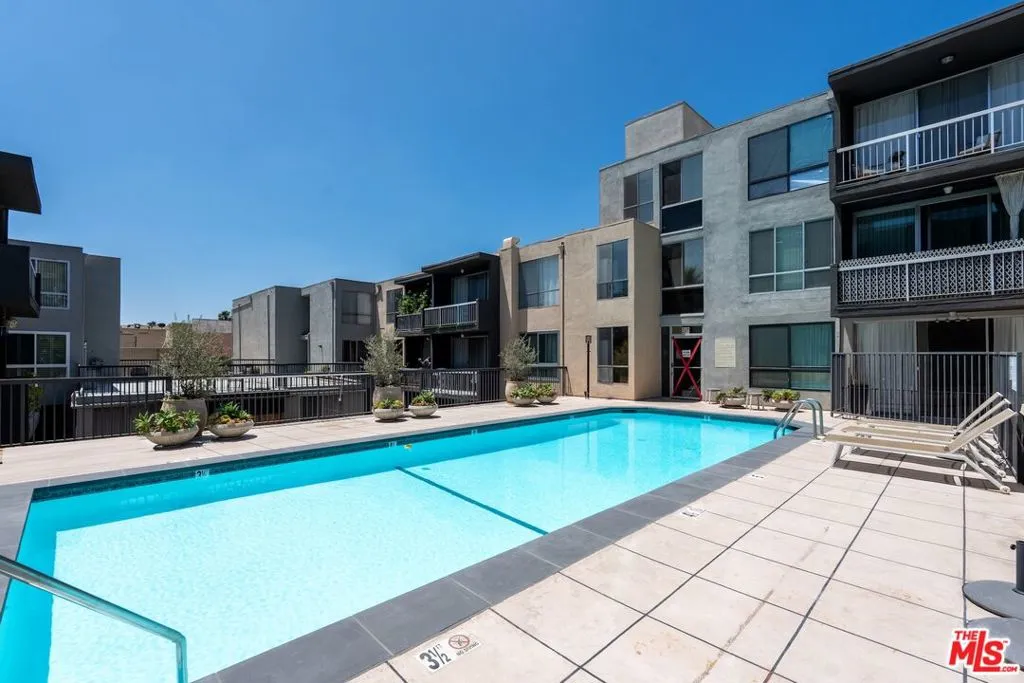 1745 Camino Palmero Street 106, Los Angeles, California 90046 home-pic-12