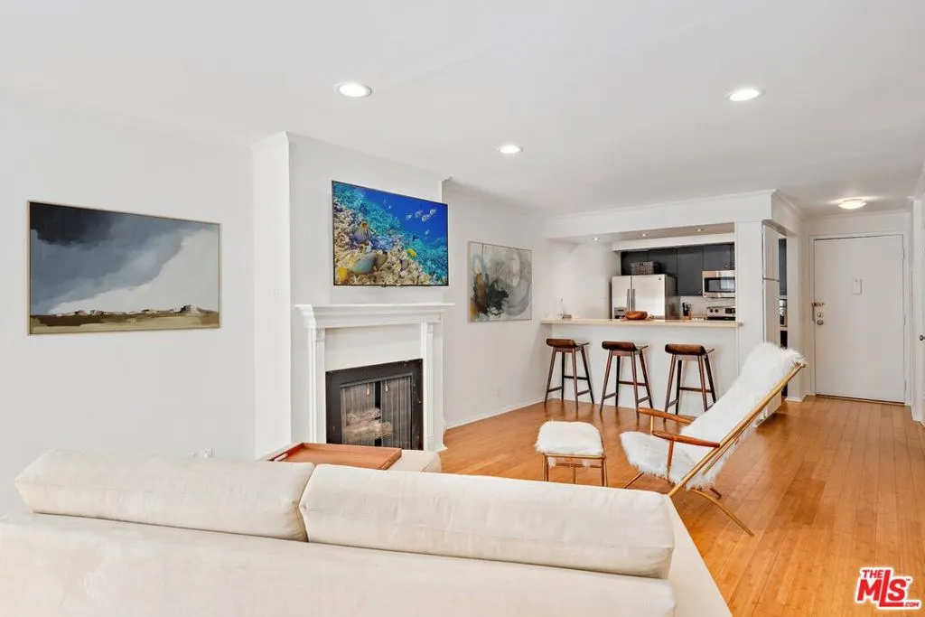 1745 Camino Palmero Street 106, Los Angeles, California 90046 home-pic-4