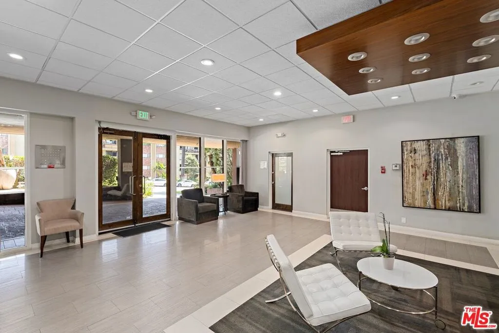 1745 Camino Palmero Street 106, Los Angeles, California 90046 home-pic-16