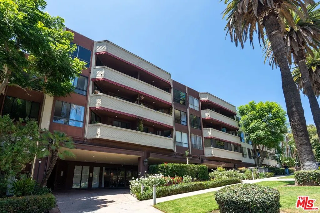 1745 Camino Palmero Street 106, Los Angeles, California 90046 home-pic-17
