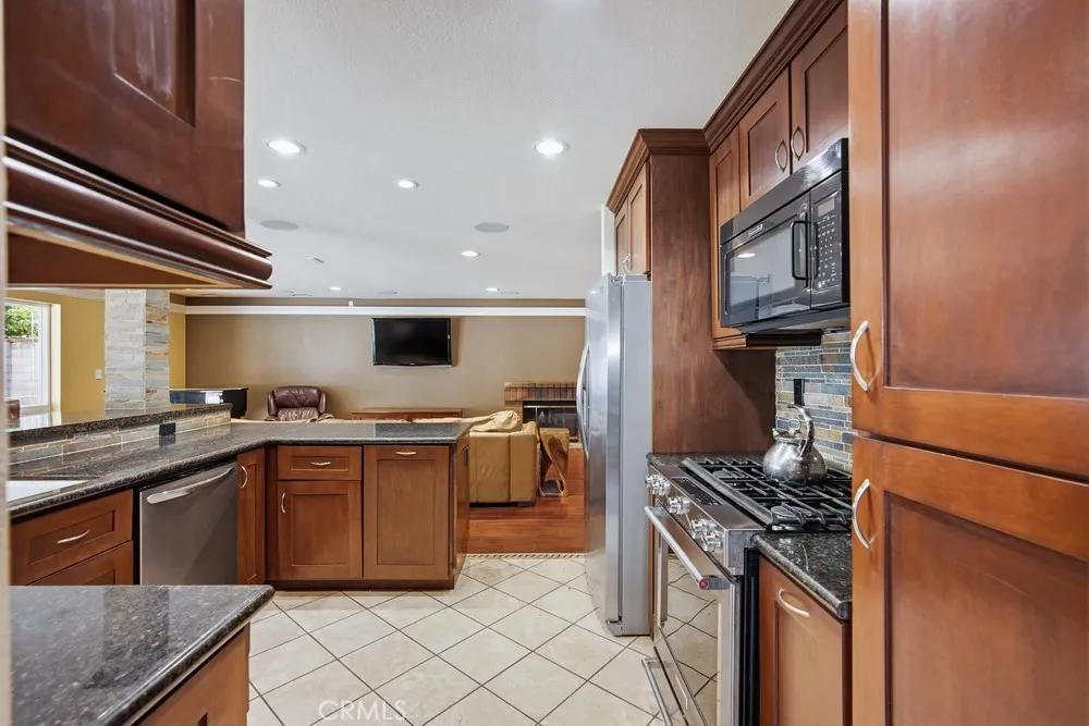 1751 Moccasin Trail, Corona, California 92882 home-pic-11