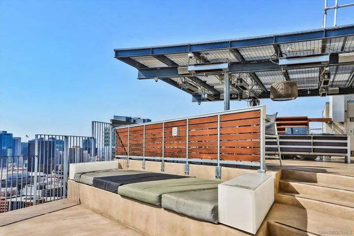 ICON'S STUNNING 26TH FLOOR ROOFTOP- VIEWS INTO PETCO PARK AND WATCH GAMES, CONCERTS, CORONADO ISLAND AND BAY/ OCEAN, CITY HIGRISES! GRILL AND ENJOY YOUR AMBIANCE!