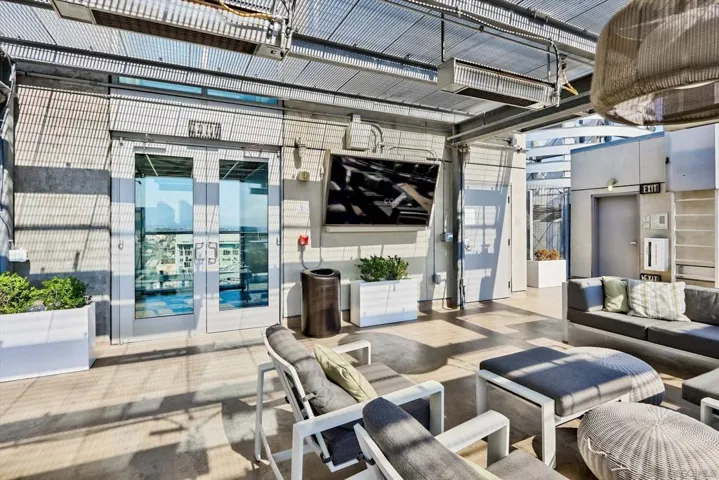 ICON'S STUNNING 26TH FLOOR ROOFTOP- VIEWS INTO PETCO PARK AND WATCH GAMES, CONCERTS, CORONADO ISLAND AND BAY/ OCEAN, CITY HIGRISES! GRILL AND ENJOY YOUR AMBIANCE!
