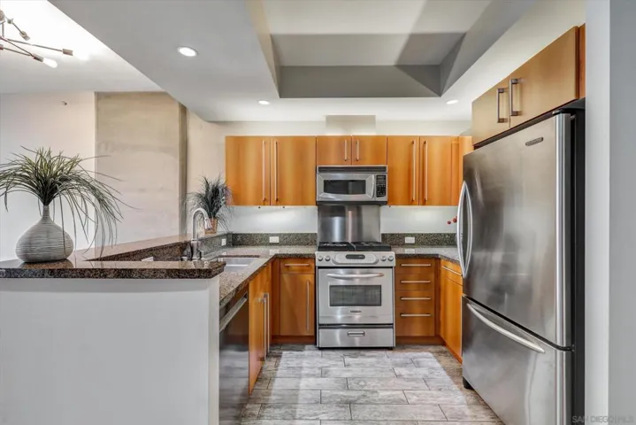 STUNNING OPEN KITCHEN FLOORPLAN! STAINLESS STEEL KITCHEN AID APPLIANCES AND GRANITE COUNTERTOPS!