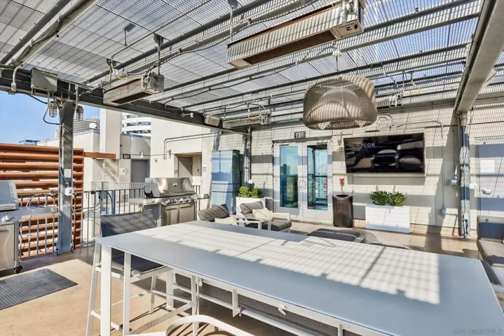 ICON'S STUNNING 26TH FLOOR ROOFTOP- VIEWS INTO PETCO PARK AND WATCH GAMES, CONCERTS, CORONADO ISLAND AND BAY/ OCEAN, CITY HIGRISES! GRILL AND ENJOY YOUR AMBIANCE!