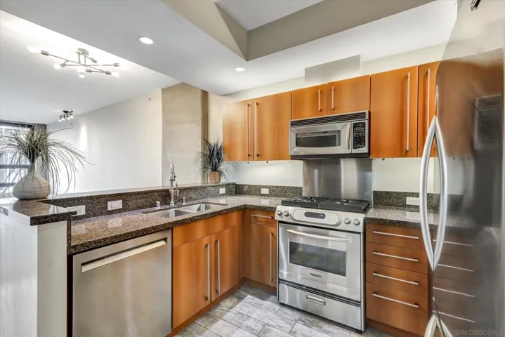 STUNNING OPEN KITCHEN FLOORPLAN! STAINLESS STEEL KITCHEN AID APPLIANCES AND GRANITE COUNTERTOPS!