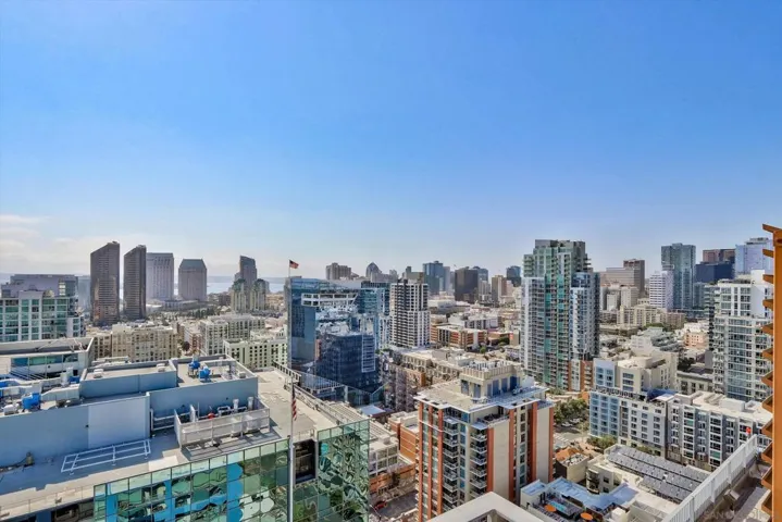 ICON'S STUNNING 26TH FLOOR ROOFTOP- VIEWS INTO PETCO PARK AND WATCH GAMES, CONCERTS, CORONADO ISLAND AND BAY/ OCEAN, CITY HIGRISES! GRILL AND ENJOY YOUR AMBIANCE!