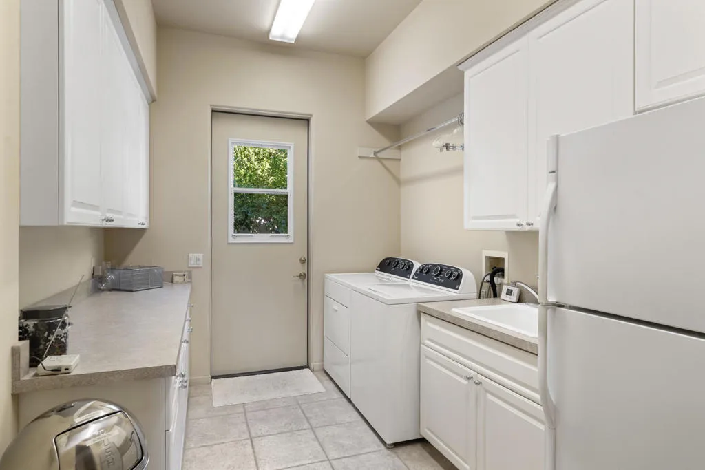 900 Dogwood Circle E, Palm Springs, California 92264 home-pic-49