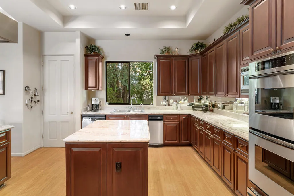 900 Dogwood Circle E, Palm Springs, California 92264 home-pic-30