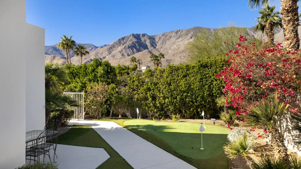 900 Dogwood Circle E, Palm Springs, California 92264 home-pic-4