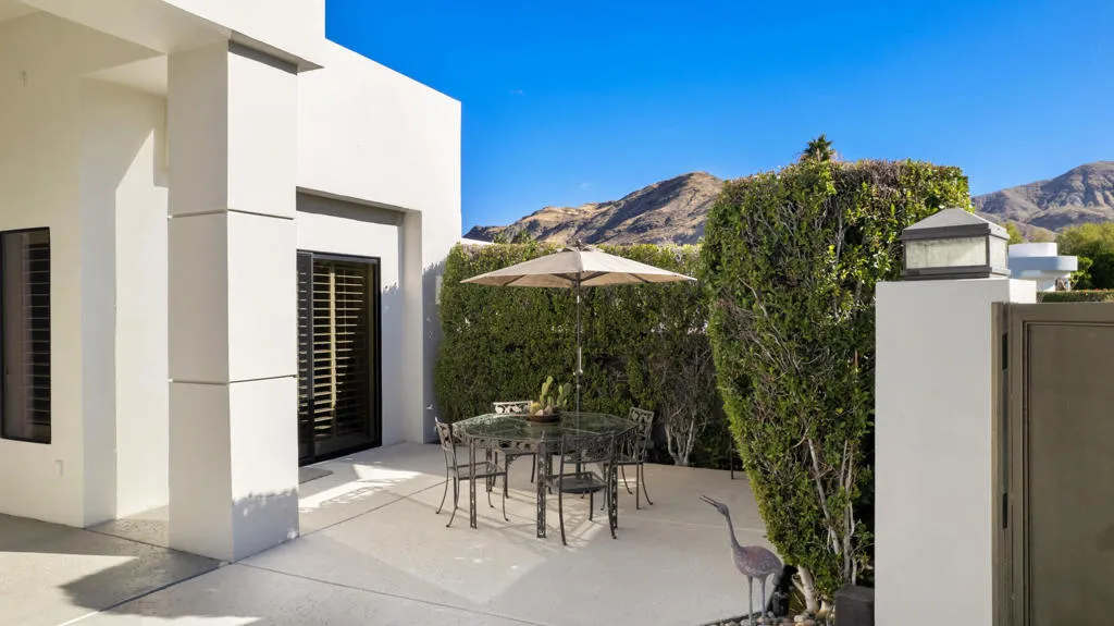900 Dogwood Circle E, Palm Springs, California 92264 home-pic-56
