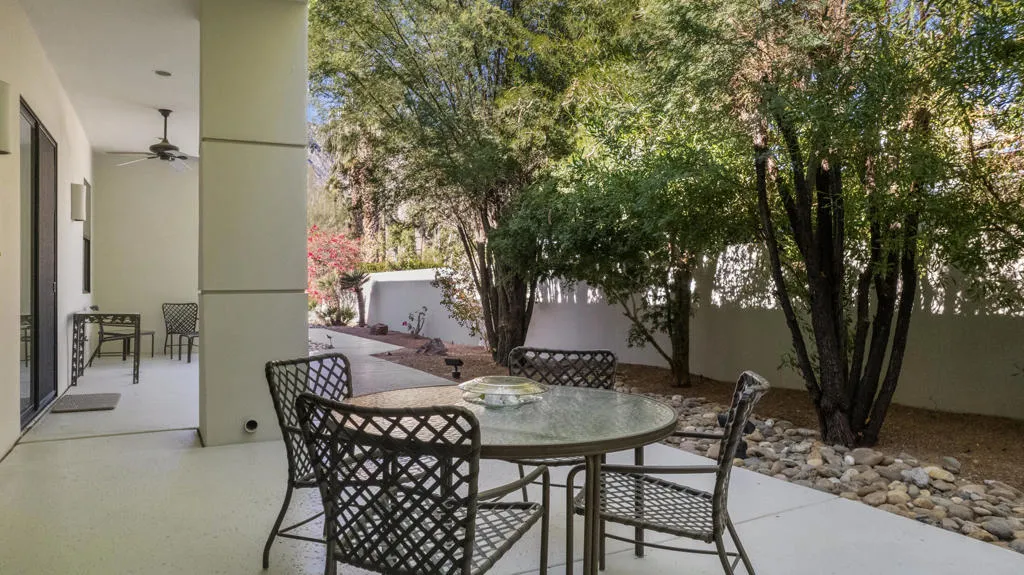 900 Dogwood Circle E, Palm Springs, California 92264 home-pic-58