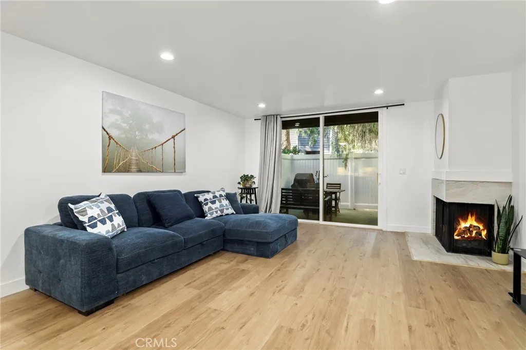 25671 Pine Creek Lane, Wilmington, California 90744 home-pic-4