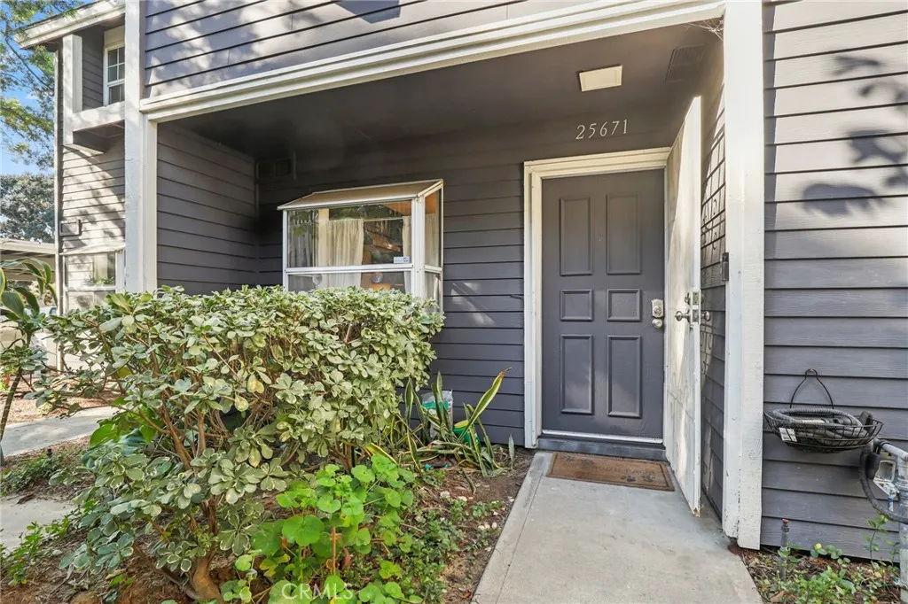 25671 Pine Creek Lane, Wilmington, California 90744 home-pic-2