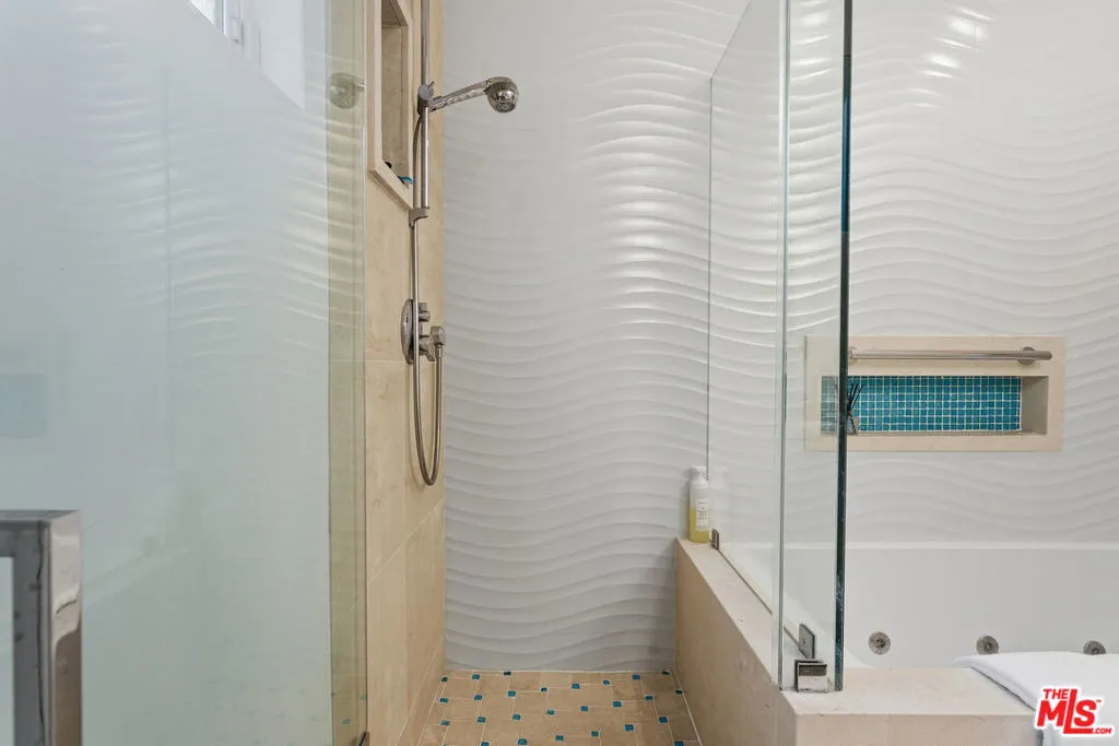 1015 N Kings Road 110, West Hollywood, California 90069 home-pic-22