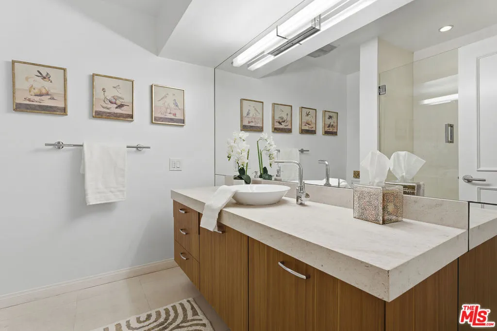 1015 N Kings Road 110, West Hollywood, California 90069 home-pic-25