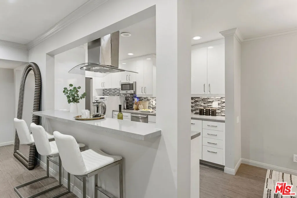 1015 N Kings Road 110, West Hollywood, California 90069 home-pic-8