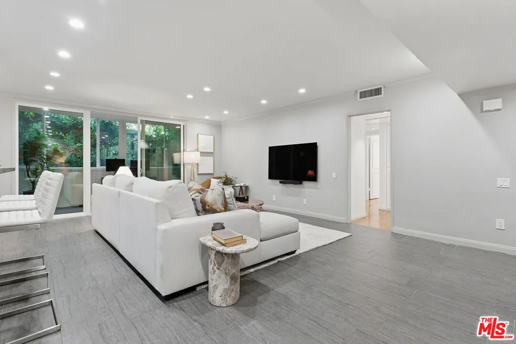 1015 N Kings Road 110, West Hollywood, California 90069 home-pic-4