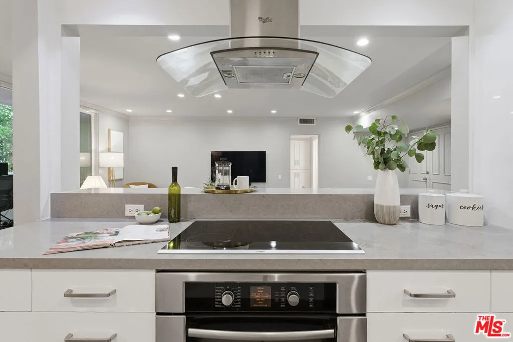 1015 N Kings Road 110, West Hollywood, California 90069 home-pic-14