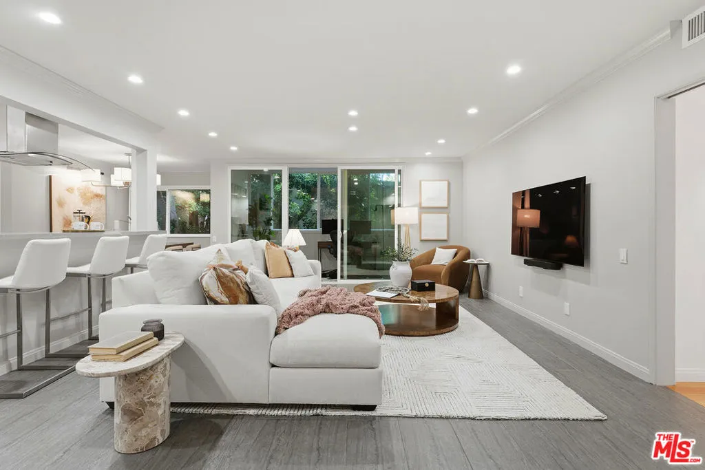 1015 N Kings Road 110, West Hollywood, California 90069 home-pic-3