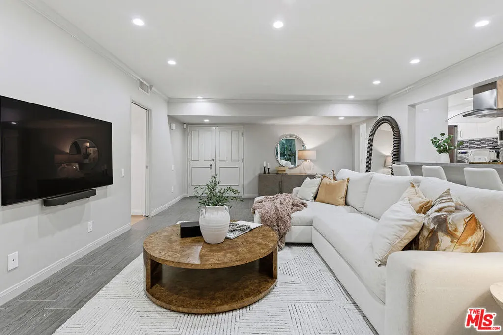 1015 N Kings Road 110, West Hollywood, California 90069 home-pic-7