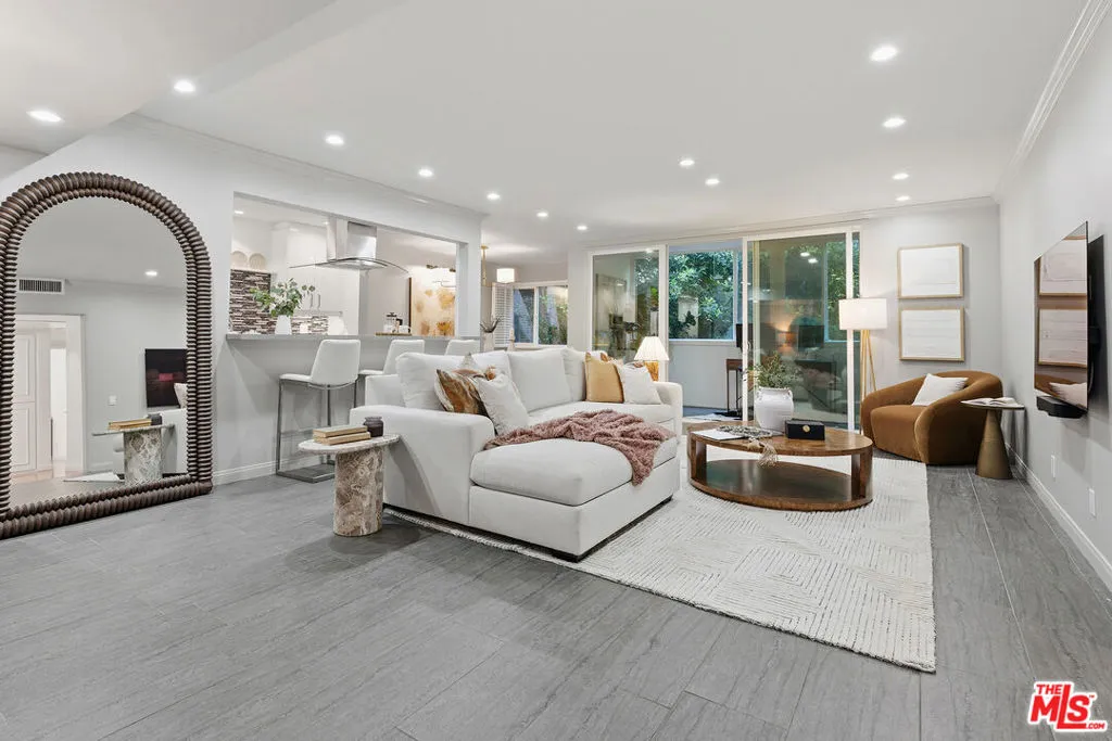 1015 N Kings Road 110, West Hollywood, California 90069 home-pic-2
