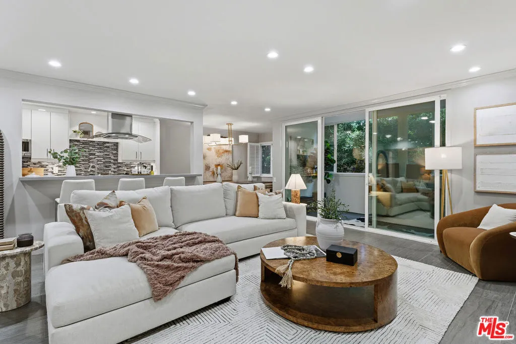 1015 N Kings Road 110, West Hollywood, California 90069 home-pic-1