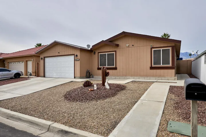 33541 Les Rd Thousand Palms CA-large-008
