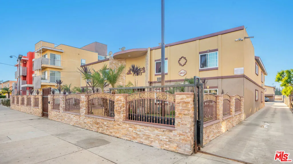 6653 Darby Ave - Exterior