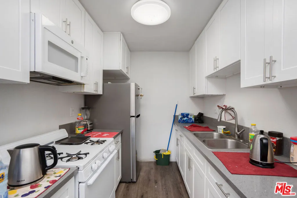 6653 Darby Ave - Interior
